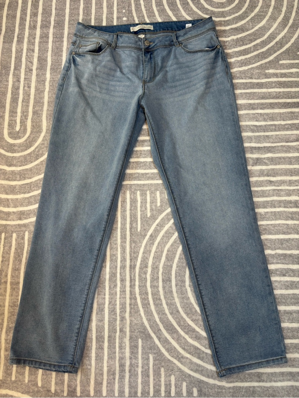 Cato Denim, C EST. 1946 Light Blue Mid-Rise Jeans, Size 12 - Picture 10 of 11